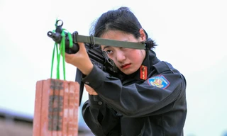 'Bóng hồng' lực lượng chống khủng bố treo gạch lên đầu súng rèn ngắm bắn