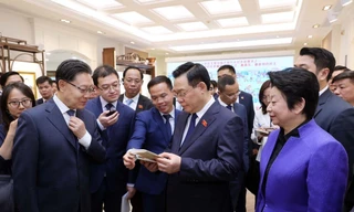 Chủ tịch Quốc hội Vương Đình Huệ thăm Trung tâm lập pháp Hồng Kiều