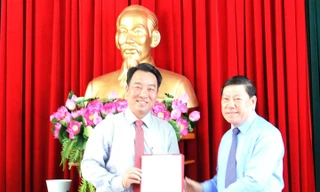 Bí thư Tỉnh ủy Vĩnh Long Trần Văn Rón trao quyết định cho đồng chí Lữ Quang Ngời. Ảnh: Chính phủ
