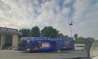 Hình ảnh chiếc xe 45 chỗ dán tràn kín ô tô tập kết tại cổng công viên Thống Nhất Hà Nội.