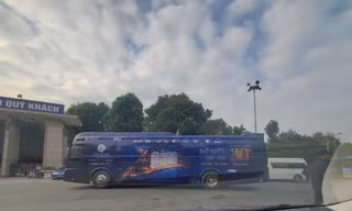 Hình ảnh chiếc xe 45 chỗ dán tràn kín ô tô tập kết tại cổng công viên Thống Nhất Hà Nội.