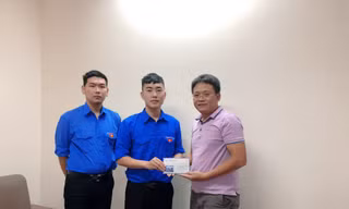 Đại diện Câu lạc bộ Sinh viên tình nguyện Học viện Kỹ thuật quân sự trao số tiền ủng hộ đồng bào lũ lụt miền Trung qua báo Tiền Phong