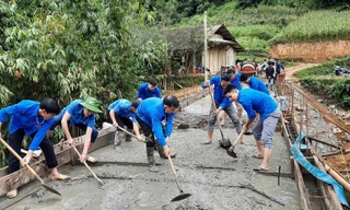 Hình ảnh đoàn thanh niên huyện Na Hang trên công trường xây dựng cầu Vì Tầm Vóc Việt