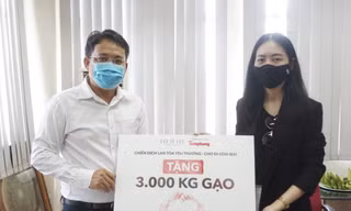 Đại diện công ty thời trang Eva de Eva trao tượng trưng 3.000kg gạo cho báo Tiền Phong