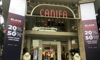 Ngày 24/11, phóng viên chứng kiến trên các tuyến phố khu vực quận Cầu Giấy, một đoàn người đi xe đạp, mặc trang phục màu đỏ, phía sau đoàn xe đạp là chiếc xe máy trở loa phát ra âm thanh rất chát chúa.