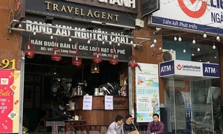 Một số hàng quán mở cửa bất chấp quy định phòng dịch.