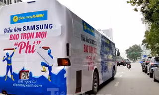 Xe quảng cáo cho một siêu thị điện máy trên đường phố Hà Nội
