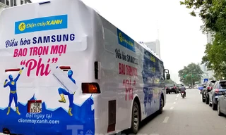 Xe quảng cáo cho một siêu thị điện máy trên đường phố Hà Nội