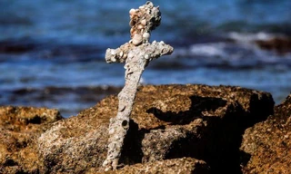 Cận cảnh thanh gươm cổ được ông Katzin tìm thấy. Ảnh: Reuters.