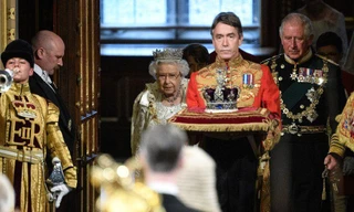 Nữ hoàng Anh cùng chồng là cố Hoàng thân Phillip trong lần đọc diễn văn khai mạc Quốc hội Anh năm 2019. Ảnh: Getty.