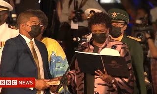 Bà Sandra Mason tuyên thệ nhậm chức và trở thành Tổng thống đầu tiên trong lịch sử Barbados. Ảnh: BBC.
