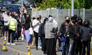 Những người xếp hàng đợi xét nghiệm COVID-19 và tiêm vắc-xin tại thành phố Bolton, một 'điểm nóng' về COVID-19 tại Anh trong những ngày gần đây. Ảnh: Getty.