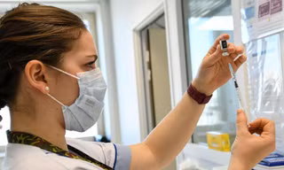 Bên cạnh lực lượng điều dưỡng và cứu hỏa, nhân viên y tế tại Pháp buộc phải tiêm vắc-xin COVID-19 để được tiếp tục làm việc. Ảnh: France 24.