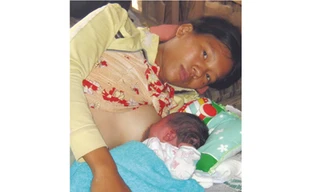 Trạm xá từ chối, đẻ rớt ngoài đường