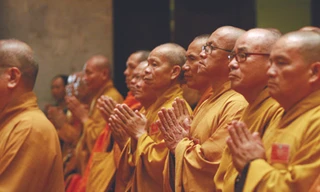 Dấn thân như… tăng ni