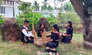 Lớp học nhạc cụ tre nứa cho các em nhỏ Êđê