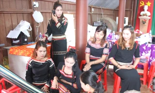 Nghệ nhân Êđê truyền dạy dệt thổ cẩm truyền thống 