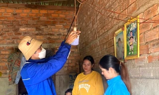 'Áo xanh' sửa chữa, thay thiết bị điện cho gia đình khó khăn 