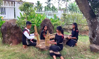 Lớp học nhạc cụ tre nứa cho các em nhỏ Êđê