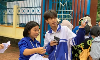 Biệt đội bút chì giúp sĩ tử Đắk Lắk vượt ngàn chông gai