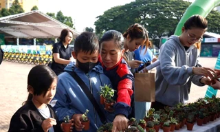 Náo nức đổi pin, chai nhựa lấy cây xanh