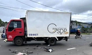 Xe máy biến dạng sau va chạm với xe tải, một người tử vong