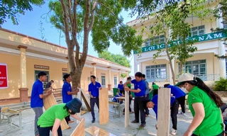 'Thay áo mới' cho bàn, ghế cũ tặng học sinh vùng sâu