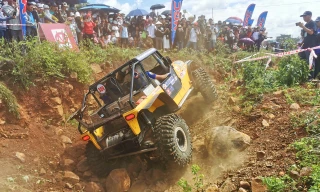 Kịch tính xem các tay đua ô tô vượt suối đá lởm chởm ở Buôn Đôn 