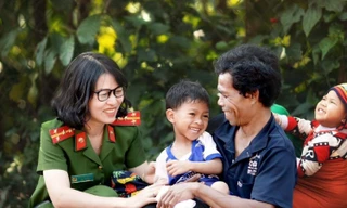 Những nữ chiến sĩ công an mang hơi ấm đến với trẻ mồ côi