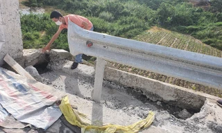 Nhiều điểm ở đầu cầu bị sụt lún sâu khiến người dân lo lắng