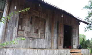 Ngôi nhà gỗ biết xoay tránh nắng, mưa của lão nông Đắk Lắk 
