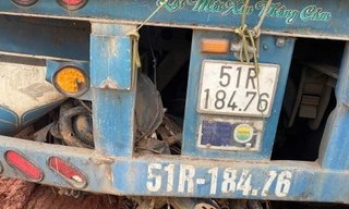 Va chạm với xe container, xe máy bị cuốn vào gầm, hai người tử vong