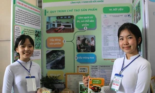 Hai nữ sinh trung học chế món canh độc đáo từ lá ớt