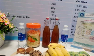 Nhóm nữ sinh trung học chế nước mắm chay từ quả chuối 