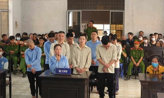 Chủ quán karaoke mua bán 11 cô gái để tiếp khách lĩnh án chung thân