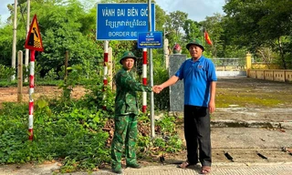 Bàn giao hai công trình thanh niên cho đồn biên phòng 