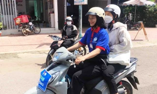 Tình nguyện viên làm xe ôm, nấu cơm tiếp nước cho thí sinh