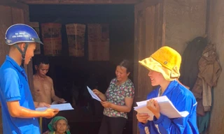 'Áo xanh' Đắk Lắk đến từng nhà phát tờ rơi, tuyên truyền pháp luật