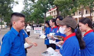 Những suất học bổng động viên thí sinh khó khăn trước kỳ thi