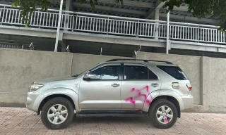 Ô tô 5 chỗ và xe đưa đón học sinh bị xịt sơn khi đỗ trên vỉa hè
