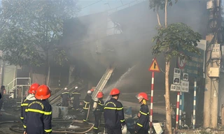  'Bà hỏa' thiêu rụi kho xưởng điện lạnh 