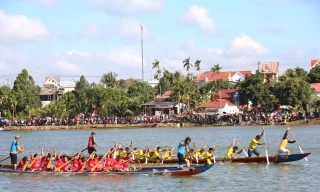 Tranh tài sôi nổi tại giải đua thuyền nam truyền thống