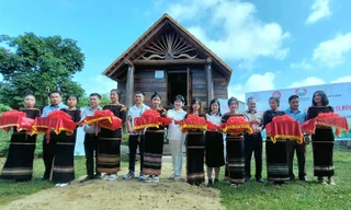 Trao tặng nhà sàn truyền thống cho phụ nữ Êđê dệt thổ cẩm