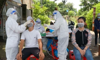 Ngành Y tế Đắk Lắk lấy mẫu test nhanh cho người dân