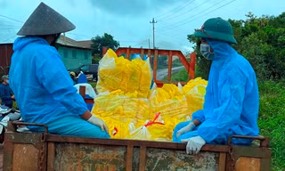 Tình nguyện viên chở quà trung thu trao cho thiếu nhi buôn phong tỏa