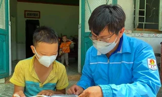 Sau giờ dạy trực tuyến, thầy cô đến nhà hướng dẫn học sinh học và làm bài