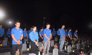 Ngọn nến thiêng lung linh trong đêm mưa đại ngàn Tây Nguyên