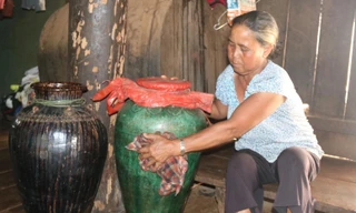 Bà H'Wik Niê giữ 2 chiếc ché cổ được bố mẹ để lại