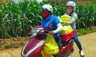 Đoàn thanh niên thị trấn Ea Pốk giao cơm cho khu vực cách ly