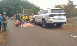 Va chạm với ô tô, hai học sinh tử vong